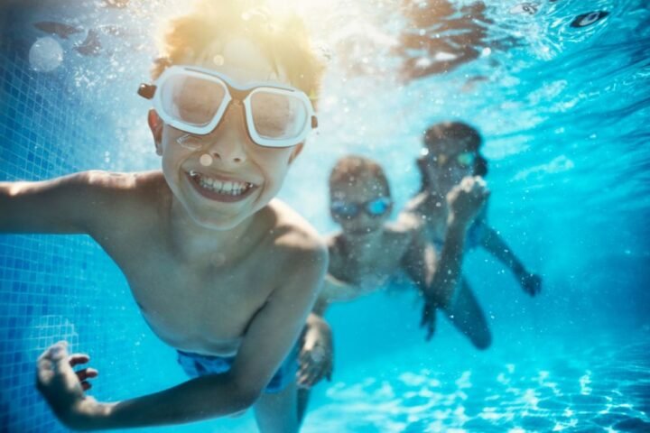 Cómo proteger los oídos en playas y piscinas Audiocentro Trinidad Ubeda federopticos